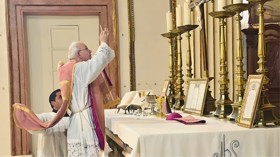 Mons. Schneider celebra la Misa tradicional en Murcia durante su visita a España