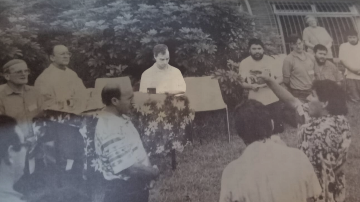 Salen a la luz fotografías de Robert Prevost adorando de rodillas a la Pachamama