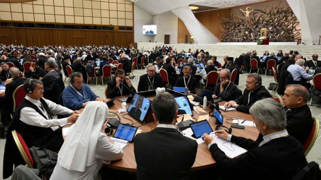 El informe sinodal sobre las mujeres: más poder de gobierno sin tocar el Orden… por ahora