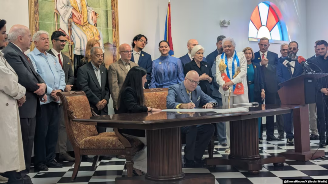 Exiliados cubanos firman un acuerdo para impulsar la transición democrática en la isla