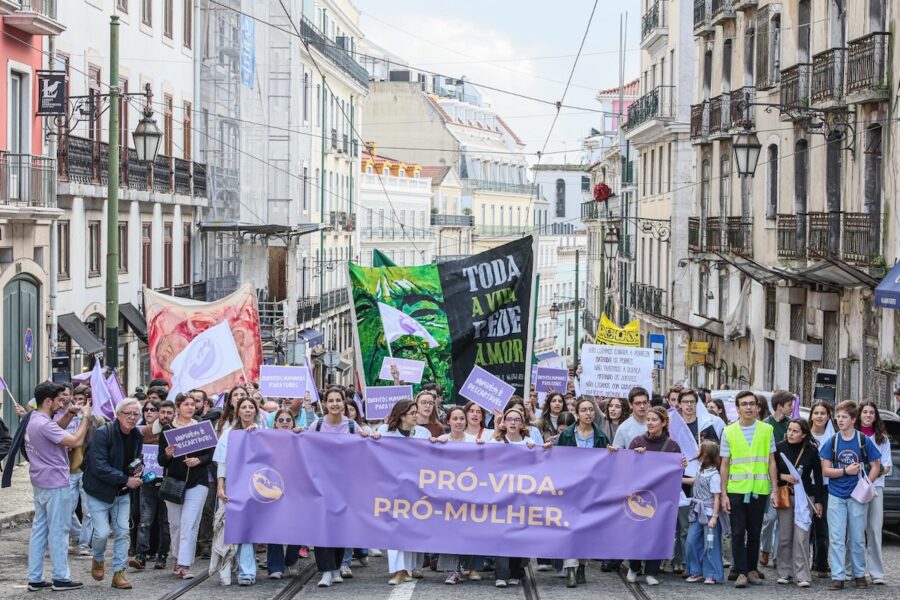 Lanzan una molotov contra una marcha provida en Lisboa