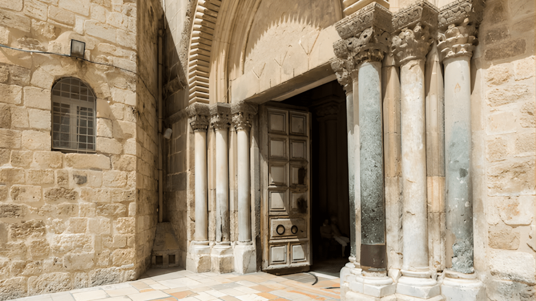 El Santo Sepulcro interviene sus puertas por primera vez en más de dos siglos