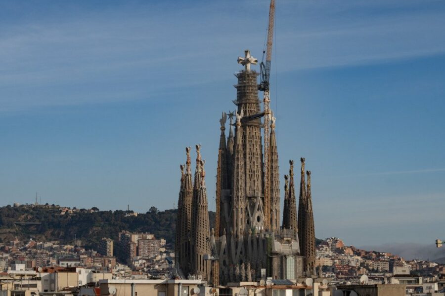 La Cruz de la Sagrada Familia ya se ve sin andamios en su torre central