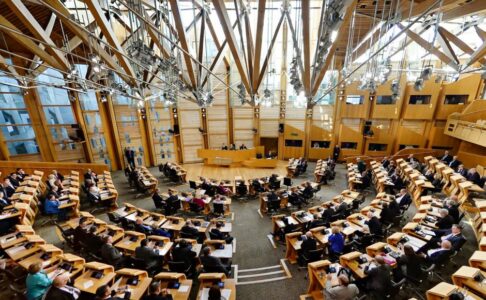 Escocia rechaza legalizar la eutanasia tras un intenso debate parlamentario