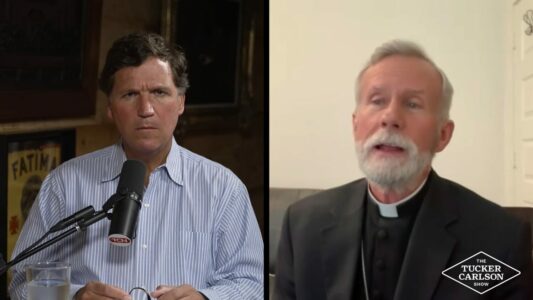 Tucker Carlson entrevista al obispo Strickland