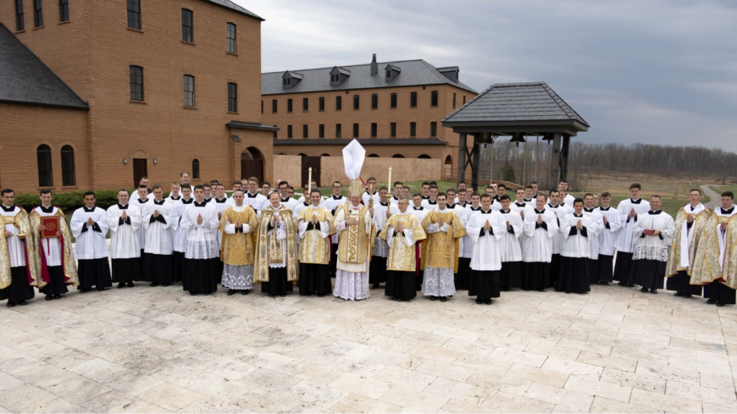 35 seminaristas reciben las órdenes menores en el seminario de la FSSPX en Estados Unidos