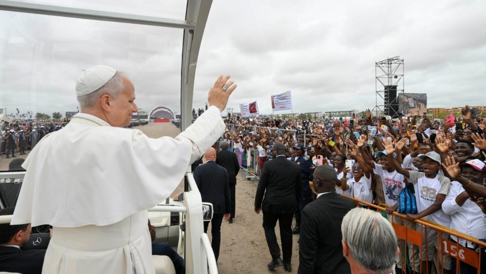 León XIV celebra la primera Misa en Angola ante 100.000 fieles y dirige un mensaje de esperanza