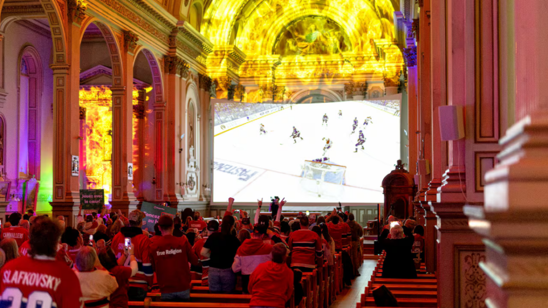 Un templo en Canadá convertido en centro de espectáculo: hockey y parodia de ritos religiosos