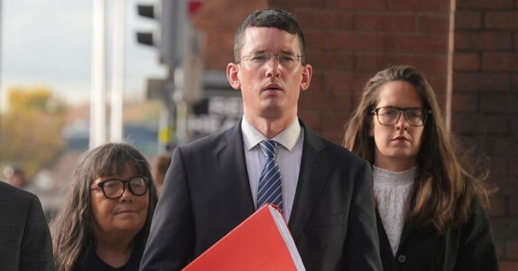 Dos semanas de cárcel para la madre y la hermana del profesor irlandés Enoch Burke por desacato