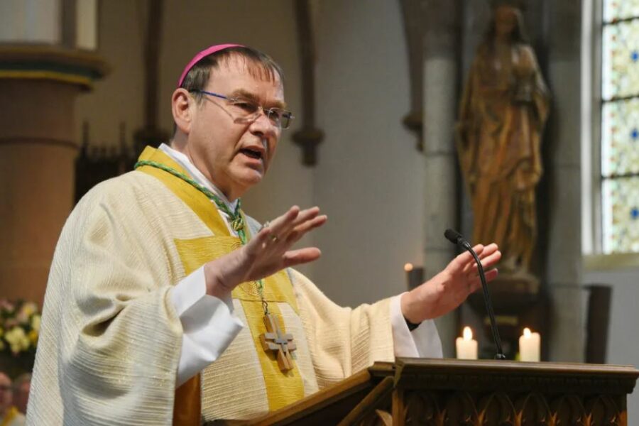 Ein deutscher Bischof stellt die Gender-Ideologie als Gottes Wille dar.