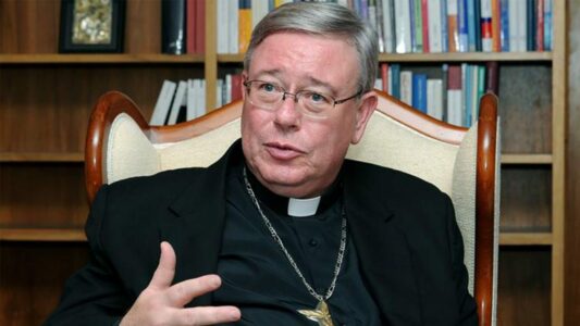 Una carta abierta para Hollerich: Considerar el sacerdocio femenino implicaría que la Iglesia se equivocó durante dos mil años