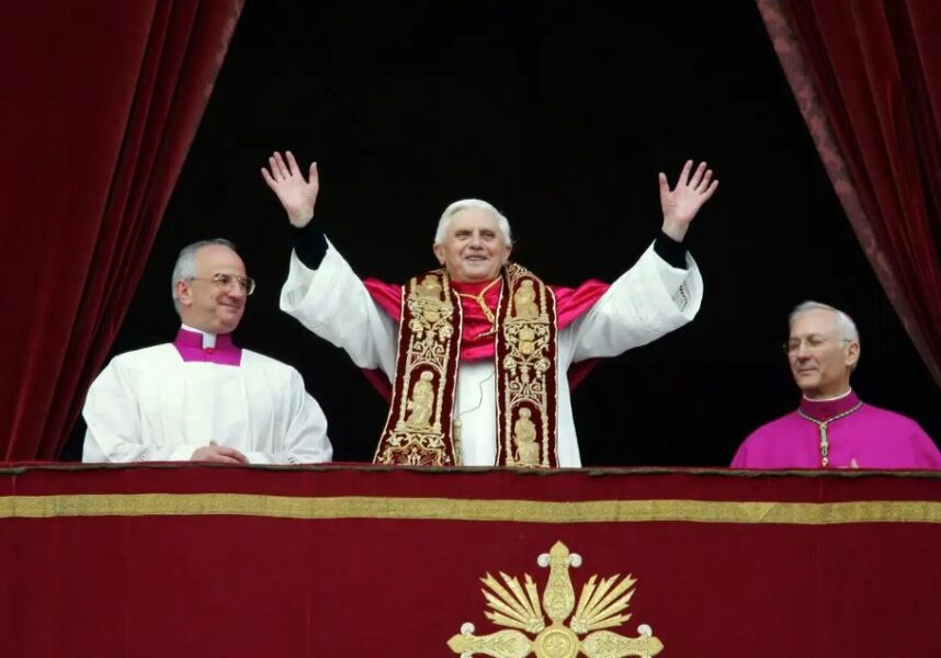 El 19 de abril de 2005, Joseph Ratzinger se convirtió en Benedicto XVI