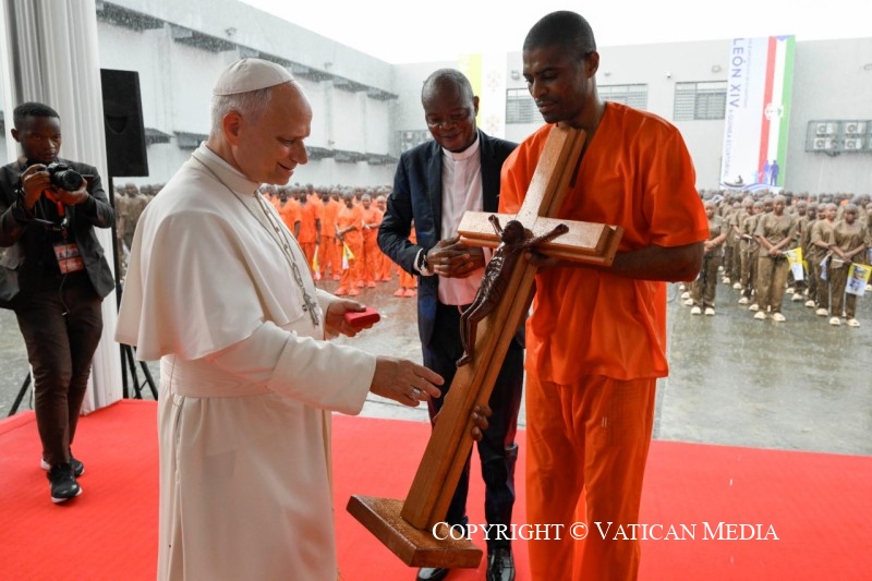 León XIV visita una de las cárceles más duras de África: «Ninguno está excluido del amor de Dios»