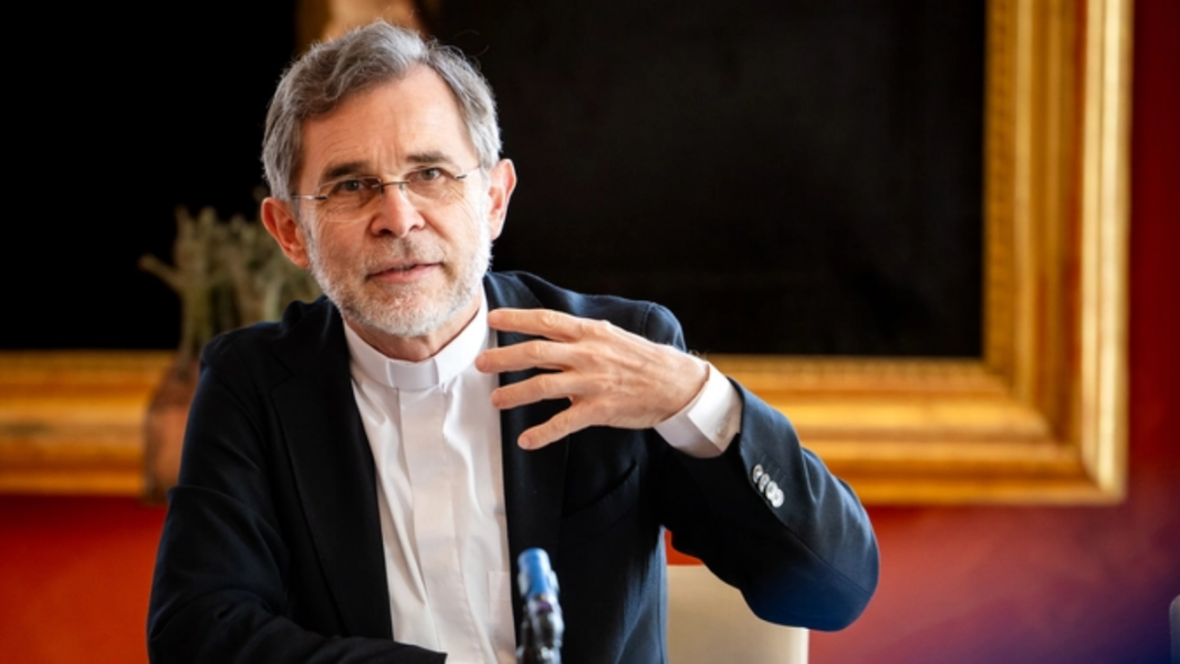 Grünwidl intenta matizar sus palabras… pero insiste: «Si viene del Espíritu Santo, se impondrá»