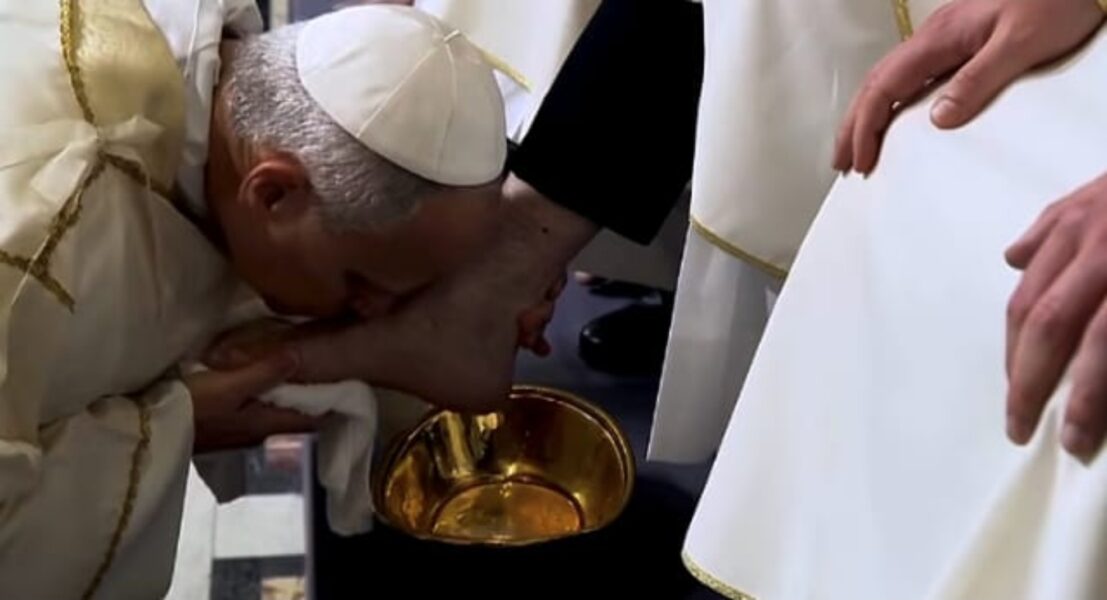 “Si yo, que soy el Señor y el Maestro, os he lavado los pies, vosotros también debéis lavaros los pies unos a otros”