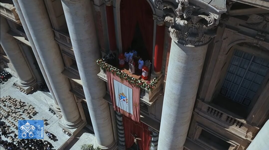 Bendición Urbi et Orbi: «Dejemos que su inmenso amor por nosotros nos transforme»