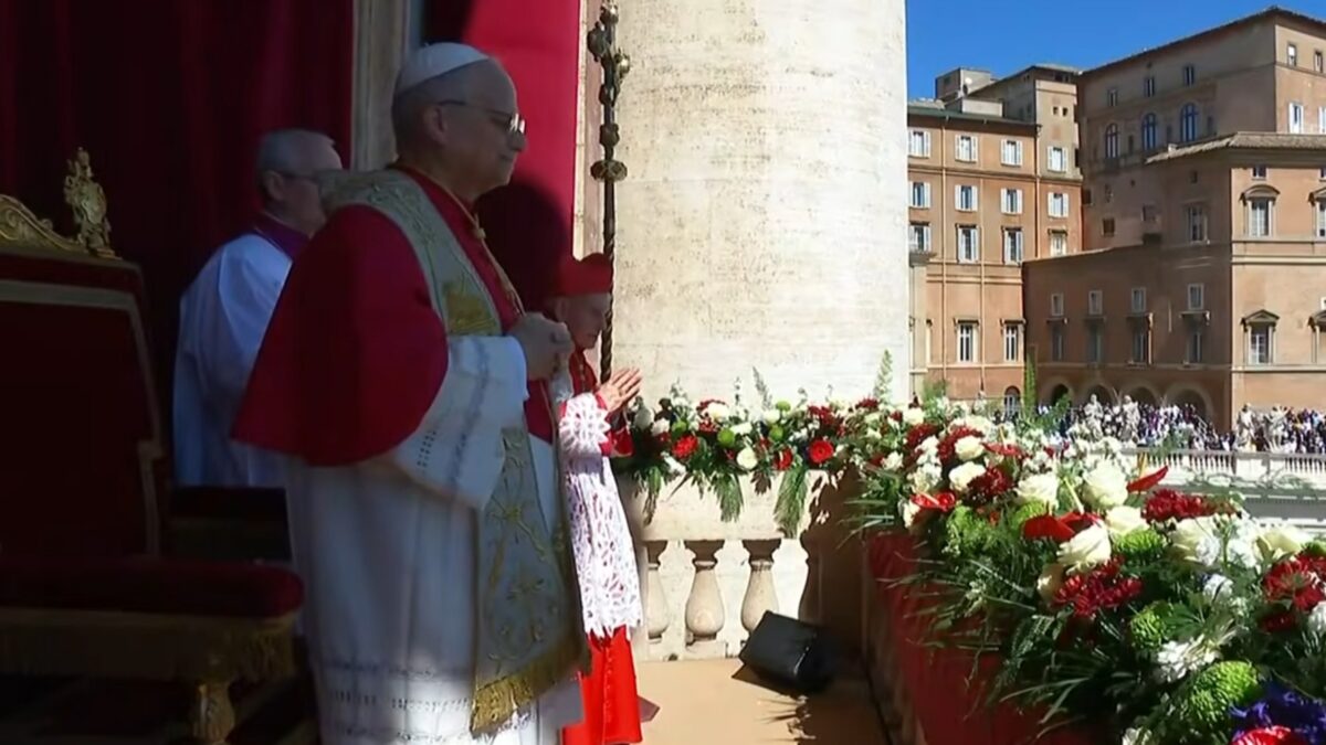 Un cardenal afín a la Misa tradicional junto a León XIV en la bendición Urbi et Orbi