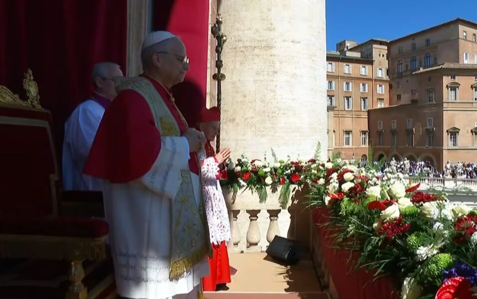 Un cardenal afín a la Misa tradicional junto a León XIV en la bendición Urbi et Orbi
