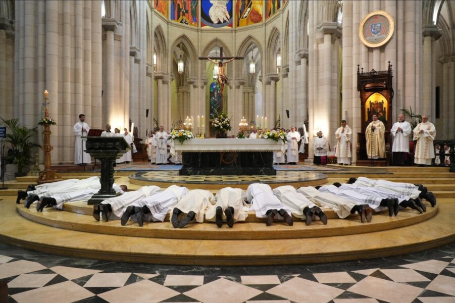 La diócesis de Madrid ordena a 17 nuevos sacerdotes en la Catedral de la Almudena ante más de mil asistentes
