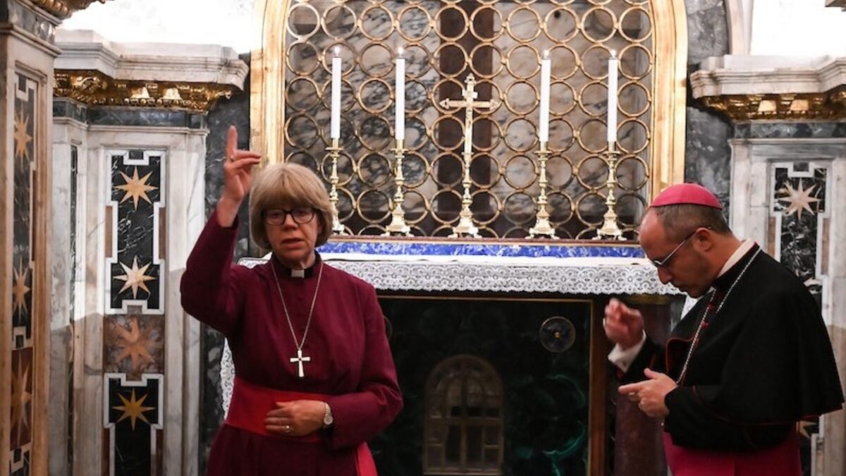 Polémica «bendición» de Sarah Mullally en el Vaticano antes de su reunión con el Papa
