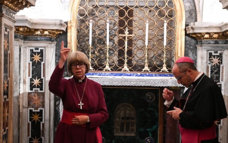 Polémica «bendición» de Sarah Mullally en el Vaticano antes de su reunión con el Papa