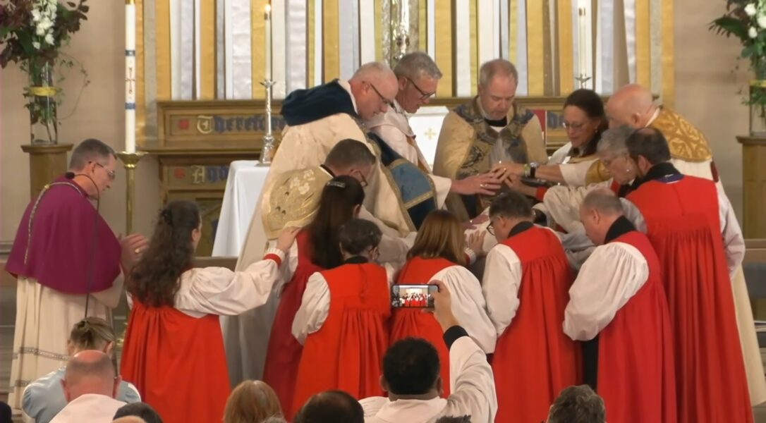 El Obispo de Fresno impone las manos en una consagración anglicana: ¿será excomulgado por cismático?