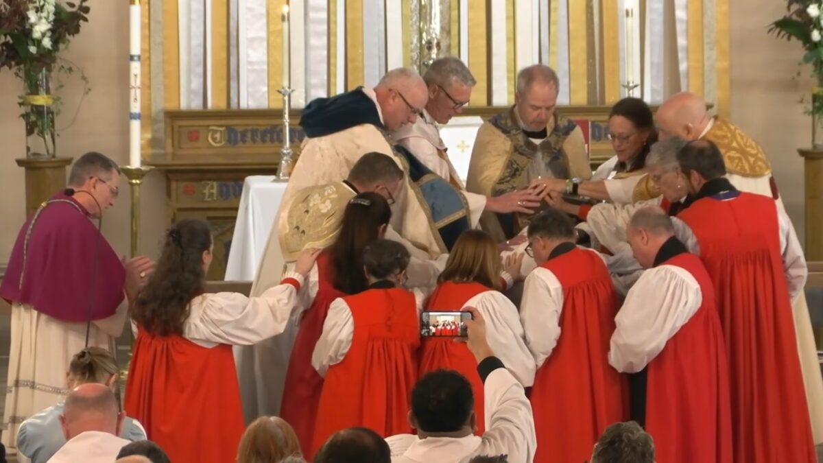 El Obispo de Fresno impone las manos en una consagración anglicana: ¿será excomulgado por cismático?