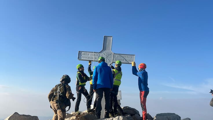 Destrozan con una radial la cruz que coronaba el Aneto en un ataque de odio