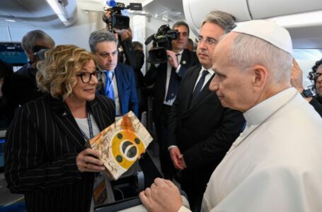 La corresponsal de COPE obsequia a León XIV un fragmento de cayuco