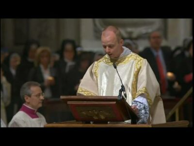 Cuando Varden cantó el Exsultet pascual en San Pedro