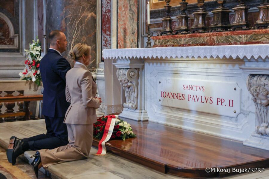 «Ayúdanos a amar nuestras raíces»: El presidente de Polonia reza ante la tumba de san Juan Pablo II en el Vaticano