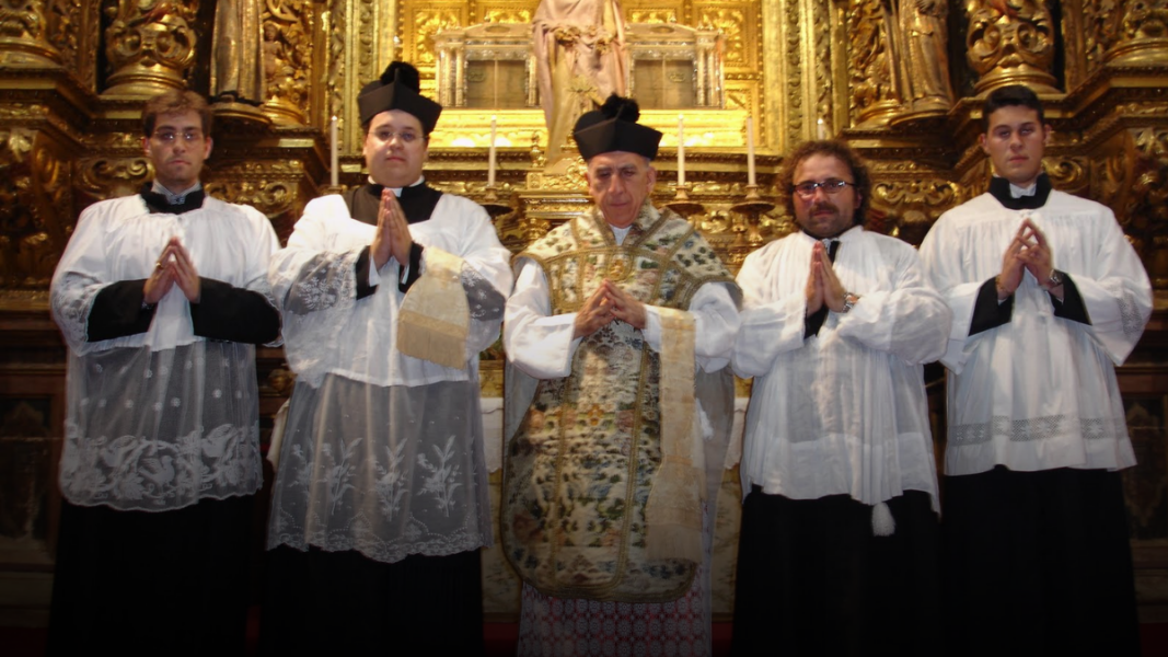 Mons. Bux defiende recuperar la «reforma de la reforma» de Benedicto XVI ante la crisis litúrgica de la Iglesia