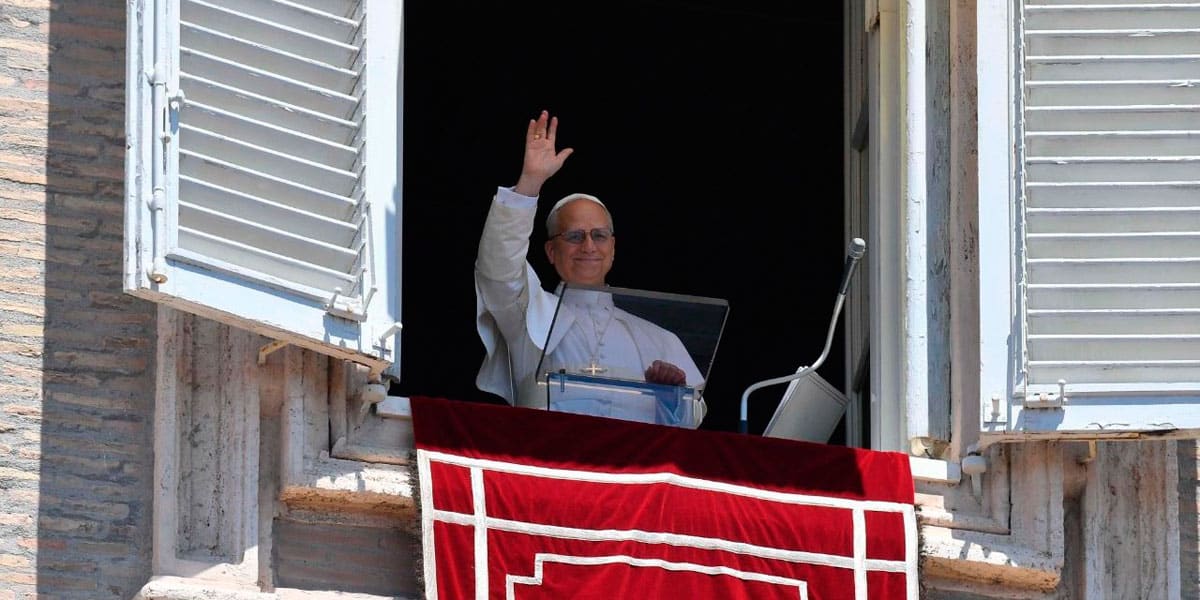 León XIV en el Regina Caeli: «El Señor no nos deja solos en las pruebas de la vida: nos promete al Paráclito»