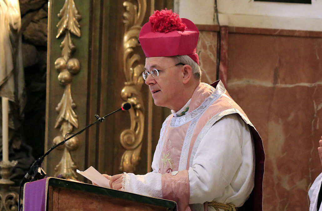 Mons. Schneider acusa al Vaticano de cruzar una “línea roja” doctrinal con el informe sinodal sobre homosexualidad