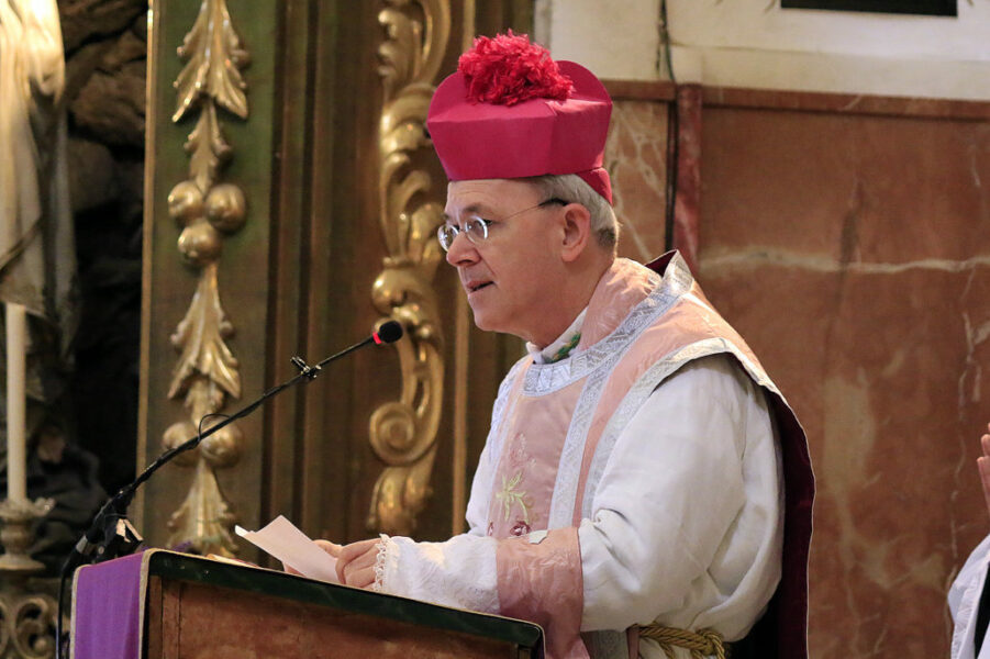 Mons. Schneider accusa il Vaticano di superare una “linea rossa” dottrinale con il rapporto sinodale sull'omosessualità