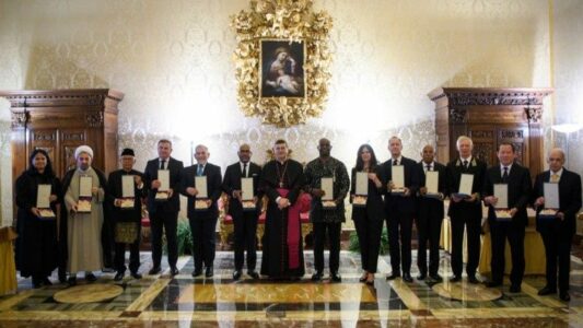 El Vaticano aclara la polémica sobre la condecoración al embajador iraní