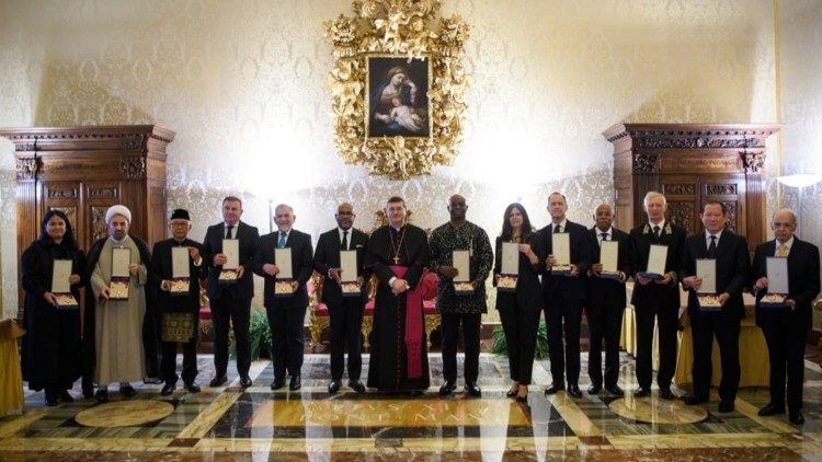 El Vaticano aclara la polémica sobre la condecoración al embajador iraní
