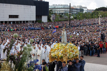 Fátima reúne a 430.000 peregrinos y llama a llevar al mundo un mensaje de paz y conversión