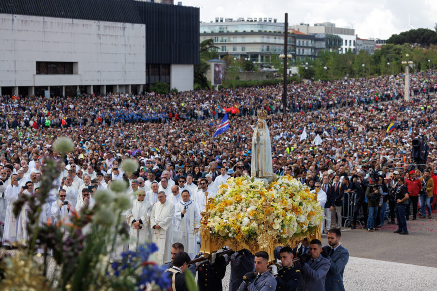 Fátima reúne a 430.000 peregrinos y llama a llevar al mundo un mensaje de paz y conversión