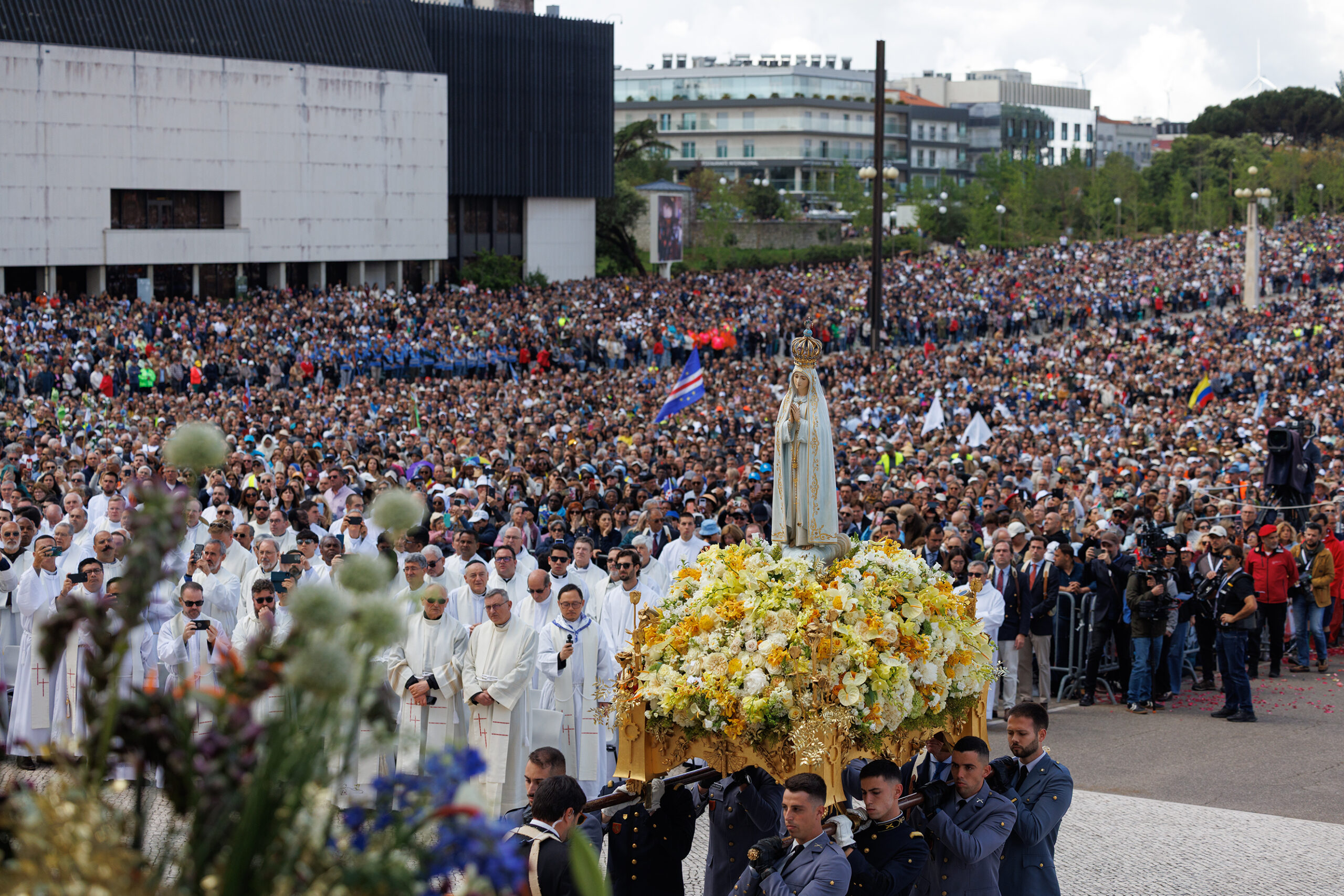 Fátima gathers 430,000 pilgrims and calls to bring a message of peace ...