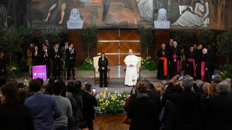 León XIV critica el rearme europeo desde La Sapienza: «No se llame defensa a lo que aumenta tensiones»