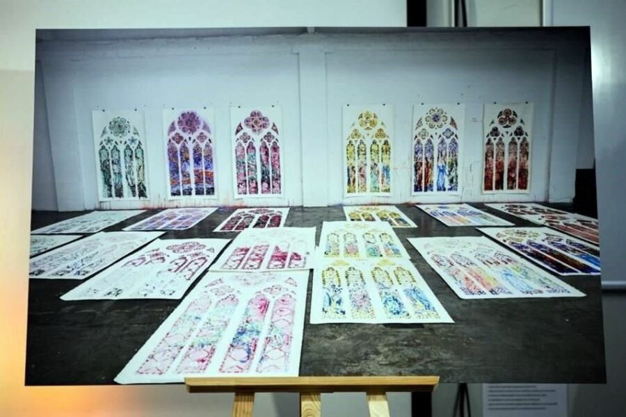 Crece la polémica por los nuevos vitrales de Notre-Dame: asociaciones recurren a la justicia contra el proyecto de Macron