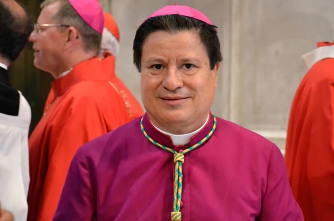 El arzobispo de San José de Costa Rica prohíbe instalar reclinatorios para distribuir la comunión