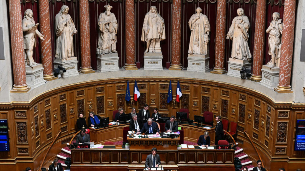 El Senado francés vuelve a frenar la ley de eutanasia impulsada por Macron