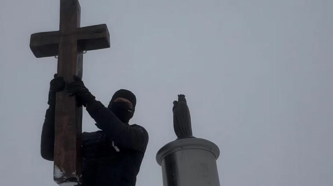 Un joven francés desafía la montaña para devolver la cruz a la cima del Aneto