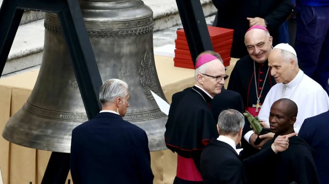 El Papa bendice en el Vaticano la nueva campana mayor de San Nicolás de Valencia