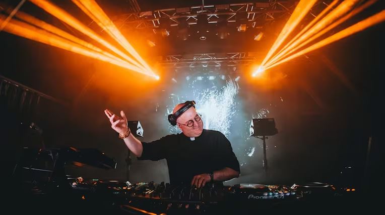 Las Ventas recibirá al «cura DJ» convertido en estrella del techno religioso