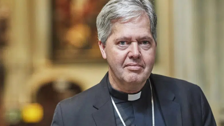 Mons. Mutsaerts denuncia que una parroquia «arcoíris» expulsó de la Confirmación a un niño por rechazar un acto LGBT