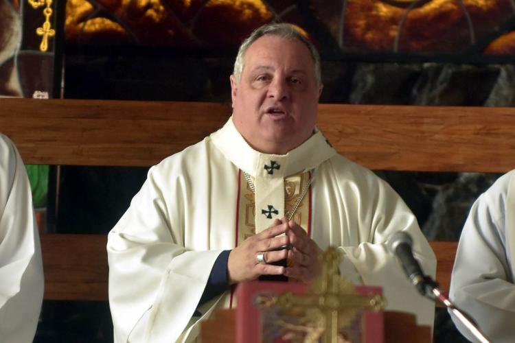 El presidente del episcopado argentino niega una reprimenda de Roma sobre la comunión de rodillas
