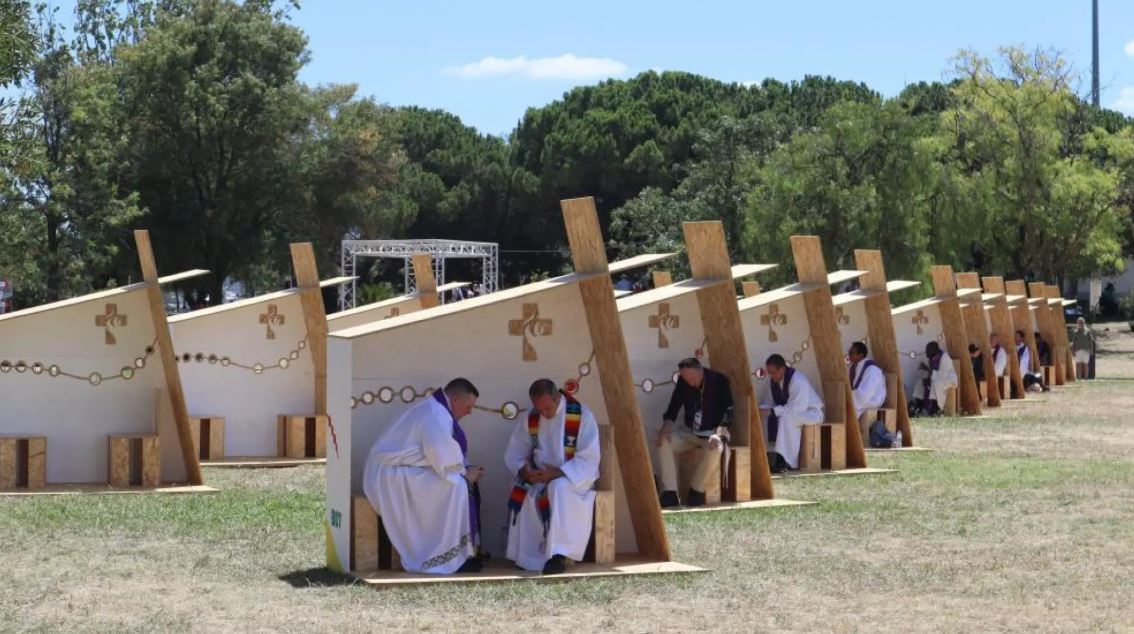 Madrid cambia los confesionarios por «espacios de escucha» durante la visita de León XIV